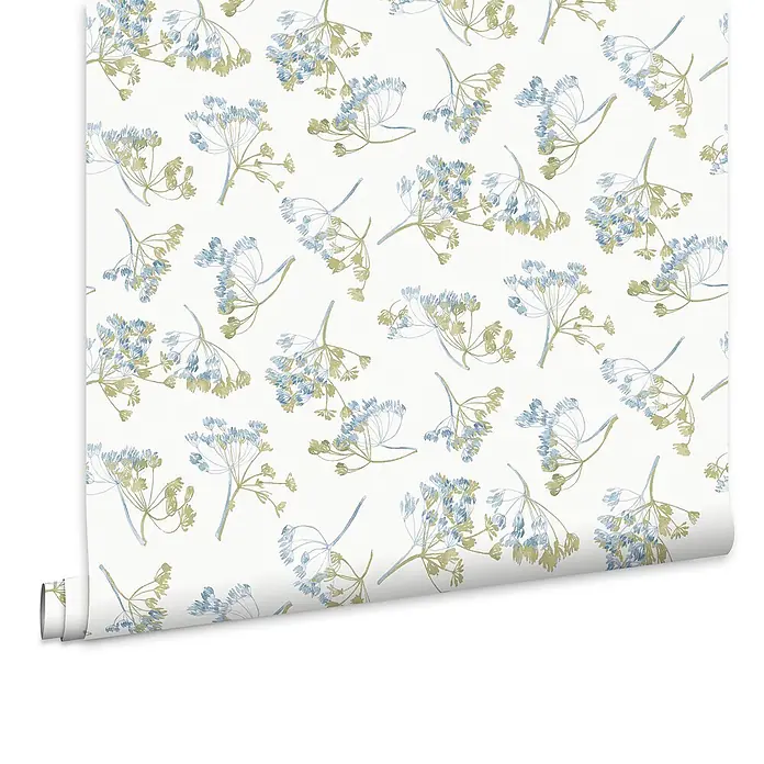 Laura Ashley Vliestapete Avonbury - Grün, Floral, 1.000 x 52 cm - Teilweise abgerollte Tapete in Weiß mit zartem blauem und olivgrünem Blumenmuster.