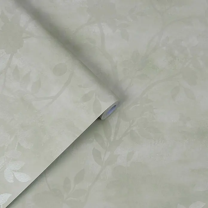 Laura Ashley Vliestapete Hagebuttenspur - Grün, Floral, 1.000 x 52 cm - Hellgrüne Tapetenrolle mit dezentem botanischem Muster aus Ästen und Blättern, teilweise ausgerollt, um das Design zu zeigen.