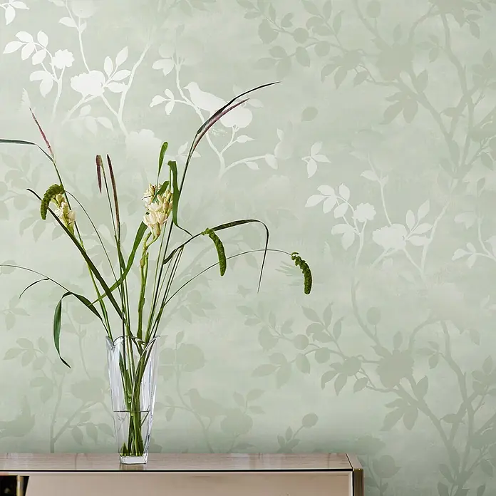 Laura Ashley Vliestapete Hagebuttenspur - Grün, Floral, 1.000 x 52 cm - Hellgrüne Tapete mit einem sanften, von der Natur inspirierten Muster aus Ästen, Blättern, Blumen und Vögeln.