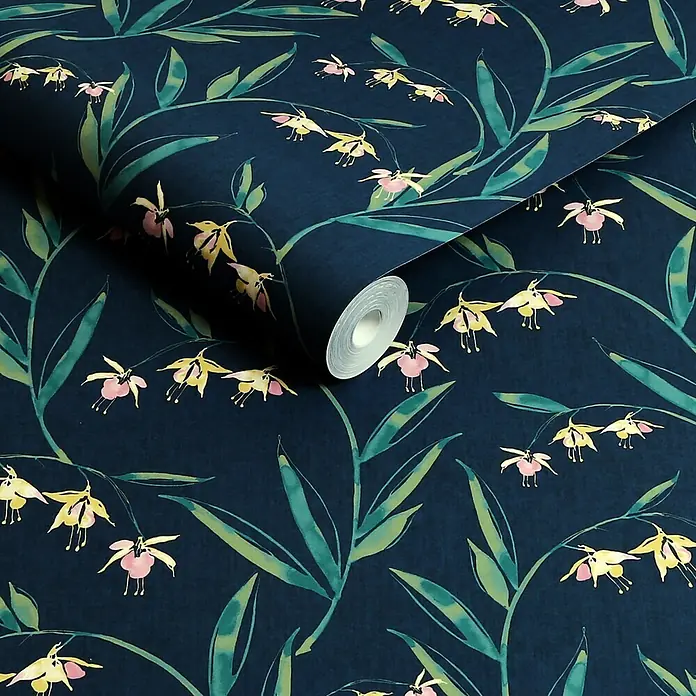 Laura Ashley Vliestapete Fuchsienblüten - Blau, Floral, 1.000 x 52 cm - Dunkelblaue Blumentapete mit gelben und rosa Blüten und grünen Blättern, teilweise abgerollt.
