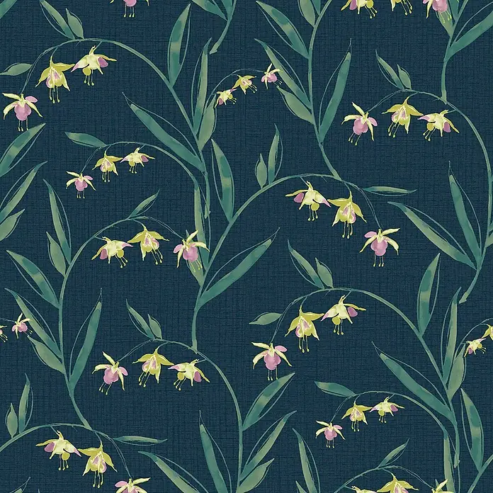 Laura Ashley Vliestapete Fuchsienblüten - Blau, Floral, 1.000 x 52 cm - Nahtloses Blumenmuster auf dunkelblauem, texturiertem Hintergrund mit grünen Blättern und gelb-rosa Blüten.