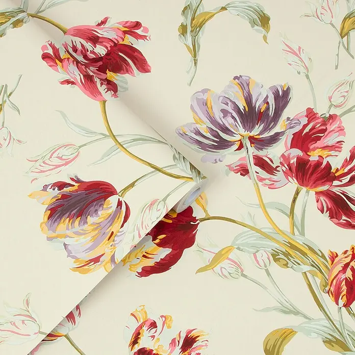 Laura Ashley Vliestapete Vliestapete Papageientulpen - Rot, Floral, 10 x 0,52 m - Gerollte Tapete mit lebhaftem Tulpenmuster in Rot, Lila und Gelb auf cremefarbenem Hintergrund, teilweise ausgerollt.