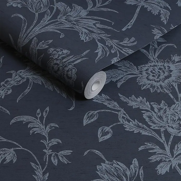 Laura Ashley Vliestapete Lloyd - Blau, Floral, 1.000 x 52 cm - Dunkelblaue Tapetenrolle mit hellblauem Blumenmuster und texturierter Oberfläche, teilweise abgerollt.