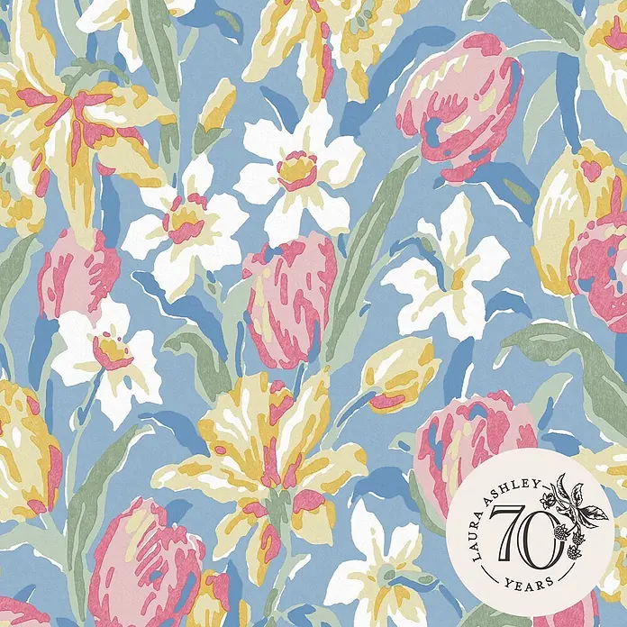 Laura Ashley Vliestapete Tulpen China - Blau, Floral, 1.000 x 52 cm - Florales Muster mit rosa Tulpen, gelben und weißen Narzissen auf blauem Grund, inklusive 'Laura Ashley 70 Years'-Logo.