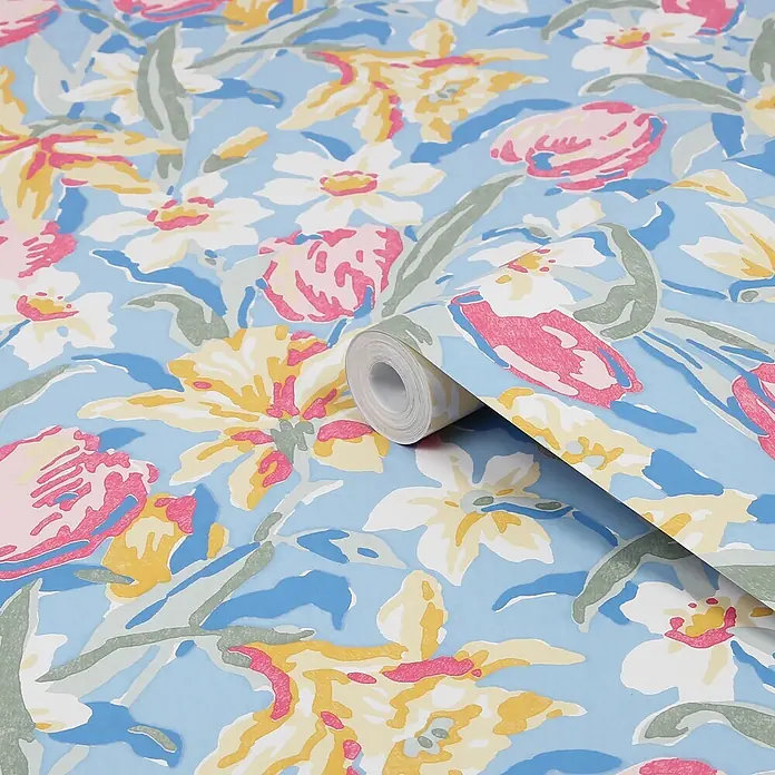 Laura Ashley Vliestapete Tulpen China - Blau, Floral, 1.000 x 52 cm - Tapetenrolle mit hellblauem Hintergrund und einem lebhaften Blumenmuster aus gelben, weißen, rosa, roten Blüten und grünem Laub.