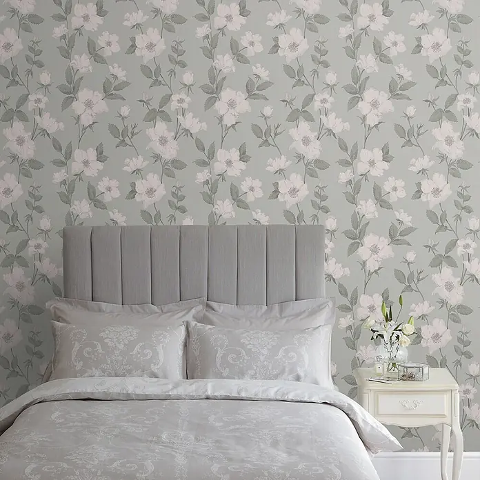 Laura Ashley Vliestapete Vliestapete Fleurir - Grün, Floral, 10 x 0,52 m - Florale Tapete mit hellen Wildrosen und grünen Blättern auf zartgrünem Grund, dekoriert eine Schlafzimmerwand.