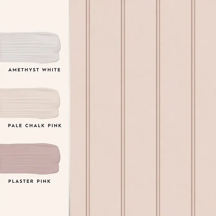 Laura Ashley Vliestapete Vliestapete Holzvertäfelung - Rosa, Streifen, 10 x 0,52 m - Drei Farbmuster in Amethystweiß, Blasskreidepink und Gipsrosa, neben einer passenden hellrosa getäfelten Wand.