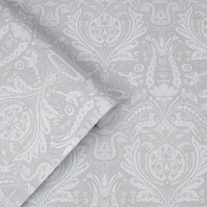 Laura Ashley Vliestapete Heraldic Damast - Grau, Floral, 1.000 x 52 cm - Hellgraue Tapete mit opulentem Blumen- und Tiermuster, teilweise ausgerollt.