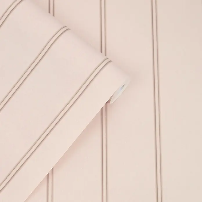 Laura Ashley Vliestapete Vliestapete Holzvertäfelung - Rosa, Streifen, 10 x 0,52 m - Teilweise abgerollte Rolle rosafarbener Tapete mit vertikalen erhabenen Streifen.
