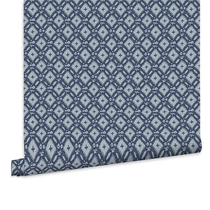 Laura Ashley Vliestapete Whitebrook - Blau, Floral, 1.000 x 52 cm - Blau- und hellblaues Ikat-Rautenmuster-Tapete, von einer Rolle abgerollt.