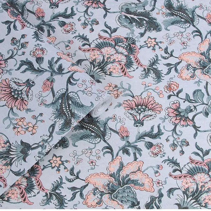 Laura Ashley Vliestapete Portia - Grau, Floral, 1.000 x 52 cm - Tapete mit komplexem Blumenmuster in Pfirsich, Türkis und Grau, teilweise ausgerollt.