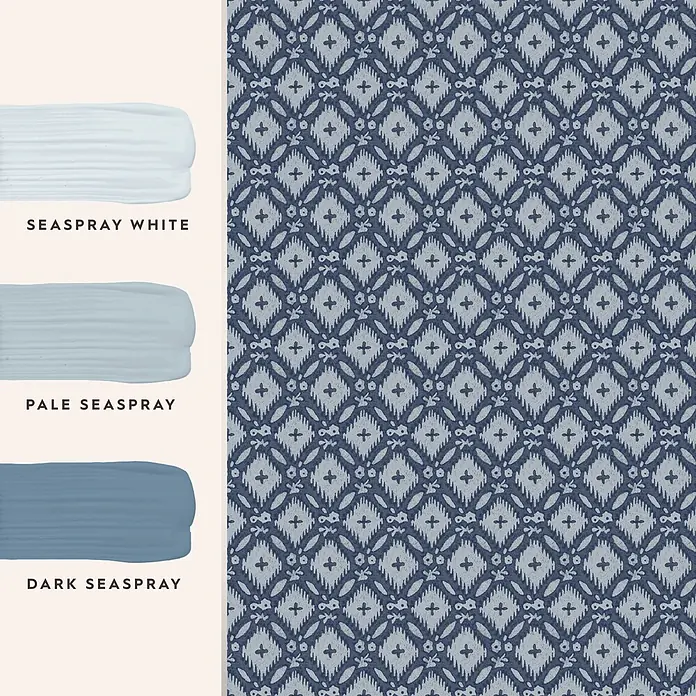Laura Ashley Vliestapete Whitebrook - Blau, Floral, 1.000 x 52 cm - Drei blaue Farbmuster (Seaspray White, Pale Seaspray, Dark Seaspray) neben einem blauen Musterstoff mit Ikat-Rauten- und Blumenmotiven.