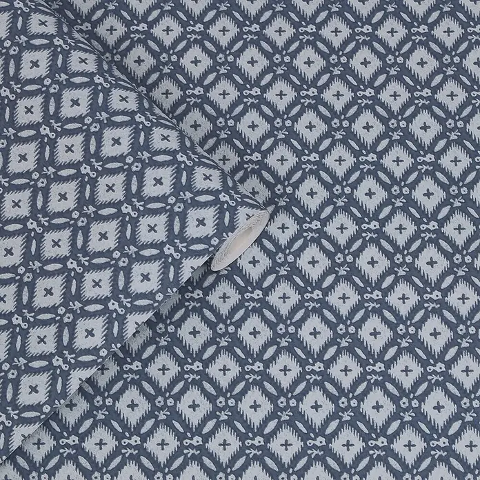 Laura Ashley Vliestapete Whitebrook - Blau, Floral, 1.000 x 52 cm - Blaue Tapete mit hellblauem geometrischem Rauten- und Kreuzmuster, teilweise abgerollt.