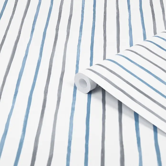 Laura Ashley Vliestapete Vliestapete malerische Streifen - Blau, Floral - Blau-graue handgemalte Streifen-Tapetenrolle, teilweise ausgerollt, um das Muster zu zeigen.
