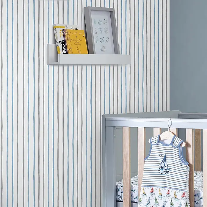 Laura Ashley Vliestapete Vliestapete malerische Streifen - Blau, Floral - Kinderzimmer mit blau-grau gestreifter Tapete, weißem Regal und grauem Babybett mit Segelboot-Schlafsack.