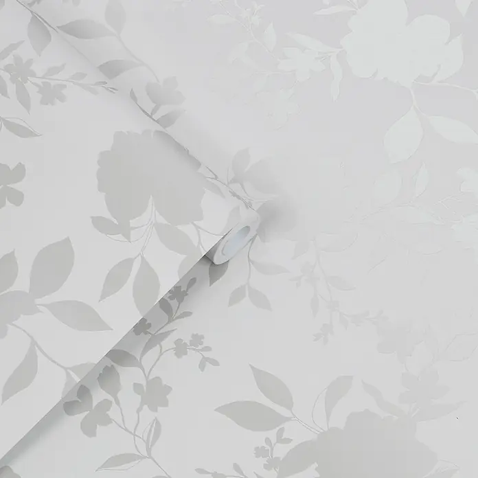 Laura Ashley Vliestapete Westbourne - Silber, Floral, 1.000 x 52 cm - Weiße Tapete mit dezentem grauem Blumenmuster, teilweise abgerollt.