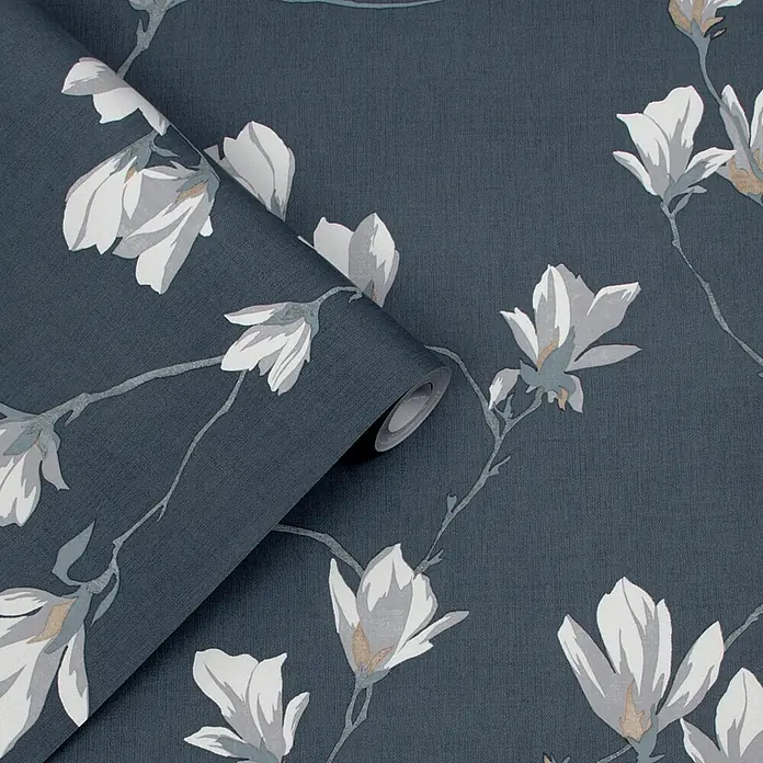 Laura Ashley Vliestapete Magnolienhain - Blau, Floral, 1.000 x 52 cm - Gerollte dunkelblaue Tapete mit weißem Magnolienblumenmuster.