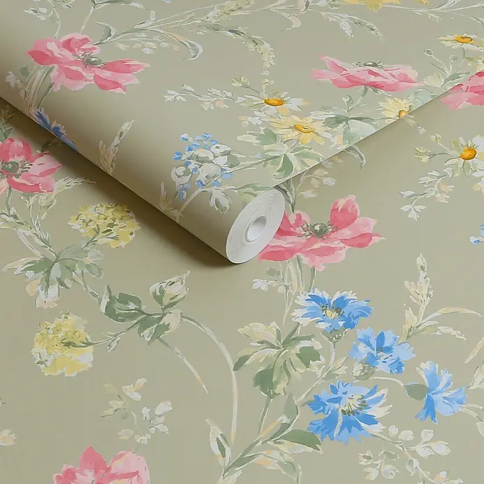 Laura Ashley Vliestapete Mohnwiese - Grün, Ornament, 1.000 x 52 cm - Geblümte Tapete in Rosa, Blau und Gelb auf salbeigrüner Basis, teilweise abgerollt.