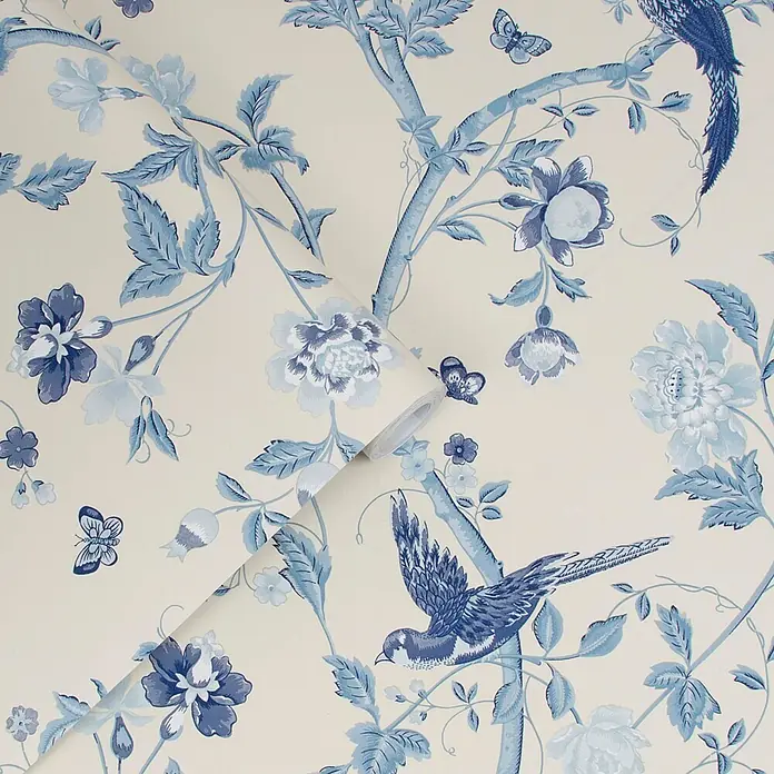 Laura Ashley Vliestapete Vliestapete Sommerpalast - Blau, Floral - Tapete mit blauem und cremefarbenem Blumen- und Vogelmuster.