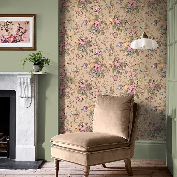 Laura Ashley Vliestapete elegante Rosen - Rosa, Floral, 1.000 x 52 cm - Florale Tapete mit rosa, lila, gelben und blauen Rosen auf hellbeigem Hintergrund in einem klassischen Zimmer.