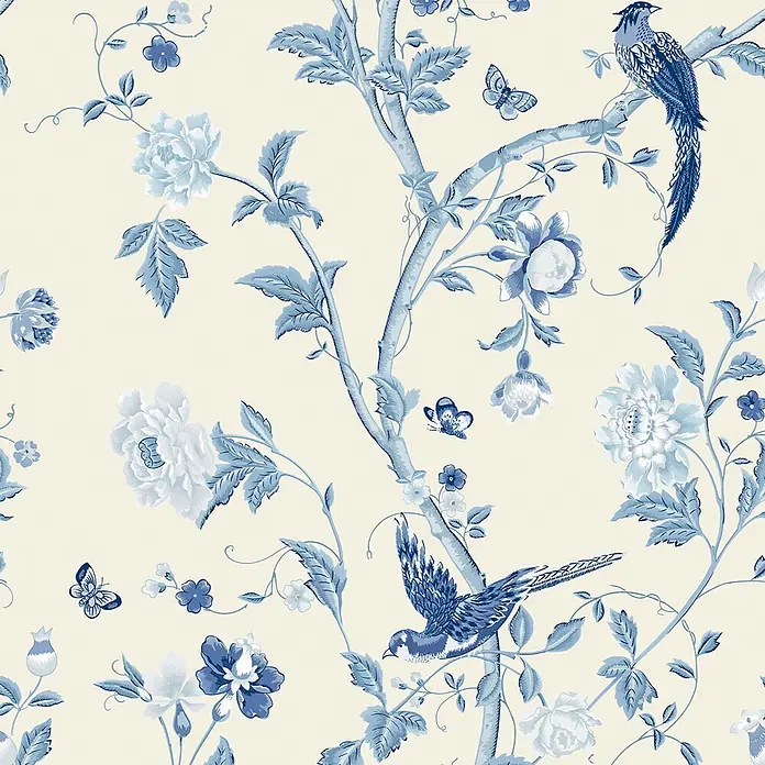 Laura Ashley Vliestapete Sommerpalast - Blau, Floral, 1.000 x 52 cm - Blau-weißes Chinoiserie-Muster mit Vögeln, Schmetterlingen und Blumen auf cremefarbenem Grund, ideal für Tapeten oder Stoffe.