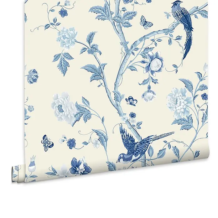 Laura Ashley Vliestapete Sommerpalast - Blau, Floral, 1.000 x 52 cm - Gerollte Tapete mit cremefarbenem Hintergrund und blauem Chinoiserie-Muster aus Vögeln, Schmetterlingen und Blumen.