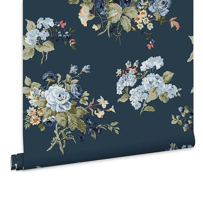 Laura Ashley Vliestapete Rosemore - Blau, Floral, 1.000 x 52 cm - Eine Rolle Tapete mit einem dunkelblauen Blumenmuster aus blauen, hellblauen und cremefarbenen Blüten mit grünen Blättern.