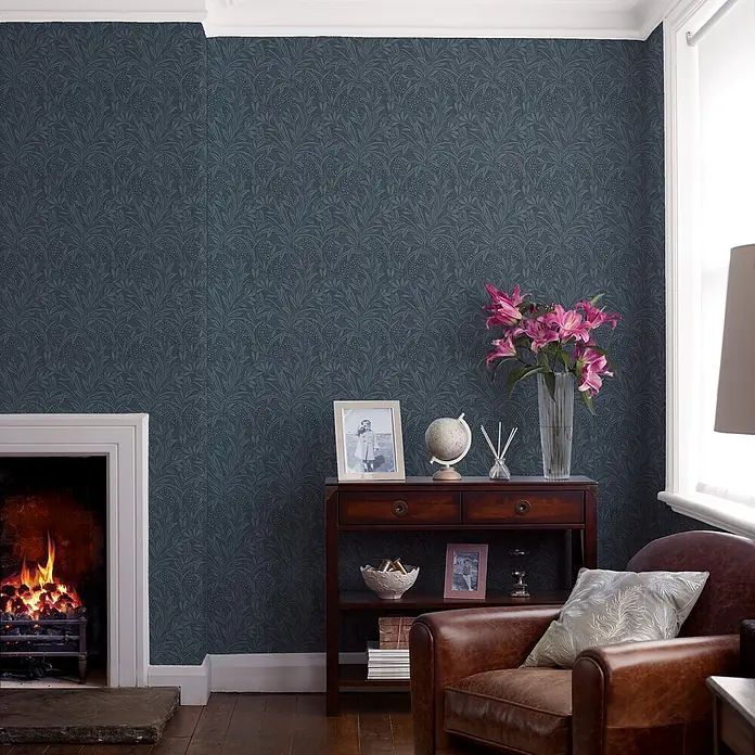 Laura Ashley Vliestapete Vliestapete Gerstenpflanzen - Blau, Sonstiges, 10 x 0,52 m - Dunkelblaue Tapete mit dezentem, filigranem botanischem Muster an den Wänden eines gemütlichen Zimmers.