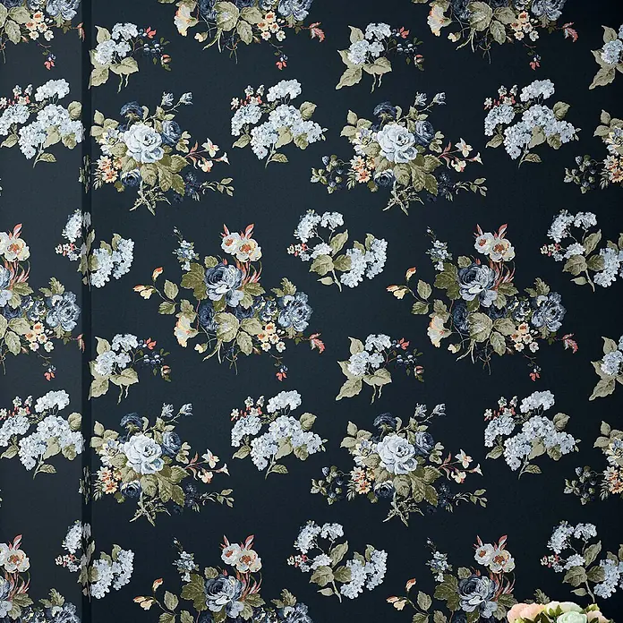 Laura Ashley Vliestapete Rosemore - Blau, Floral, 1.000 x 52 cm - Dunkle Blumentapete mit blauen, weißen und gelben Blumen sowie grünen Blättern für ein elegantes Interieur.
