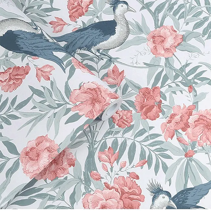 Laura Ashley Vliestapete Vliestapete Osterley - Blau/Rosa, Tieroptik, 10 x 0,52 m - Tapetenrolle mit detailliertem Muster eleganter blauer Vögel, rosa Blüten und grüner Blätter.