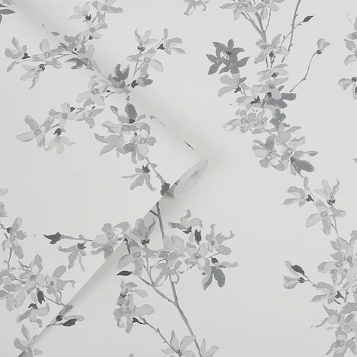 Laura Ashley Vliestapete Forstyhia Blumen - Grau, Floral, 1.000 x 52 cm - Weiße Tapete mit grauem Aquarell-Blumenmuster, teilweise abgerollt.