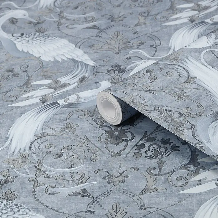 Laura Ashley Vliestapete Tregaron - Blau, Tieroptik, 1.000 x 52 cm - Hellblau/graue Tapete mit elegantem Muster aus weißen Vögeln und grauen Ornamenten, teilweise abgerollt.