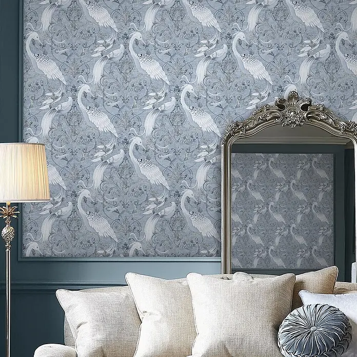 Laura Ashley Vliestapete Tregaron - Blau, Tieroptik, 1.000 x 52 cm - Hellblaue Tapete mit weißem Pfau- und botanischem Muster, in einem Zimmer angebracht.