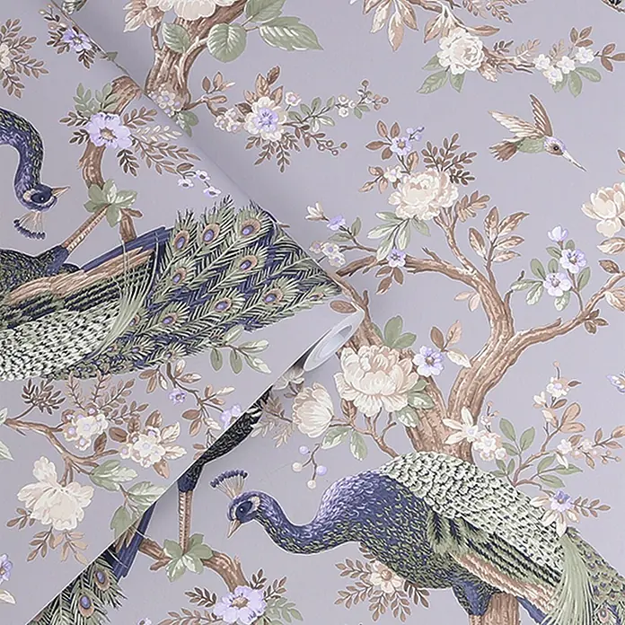 Laura Ashley Vliestapete Vliestapete Belvedere Pfau - Lila, Floral, 10 x 0,52 m - Tapetenrolle mit Pfau-, Kolibri- und Blumenbaumzweig-Design auf hellviolettem Hintergrund.