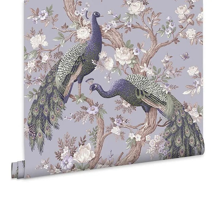 Laura Ashley Vliestapete Vliestapete Belvedere Pfau - Lila, Floral, 10 x 0,52 m - Tapetenrolle mit aufwendigem Design: zwei Pfauen inmitten blühender Bäume mit weißen, lila und grünen Blüten auf mattem Lila-Grau.