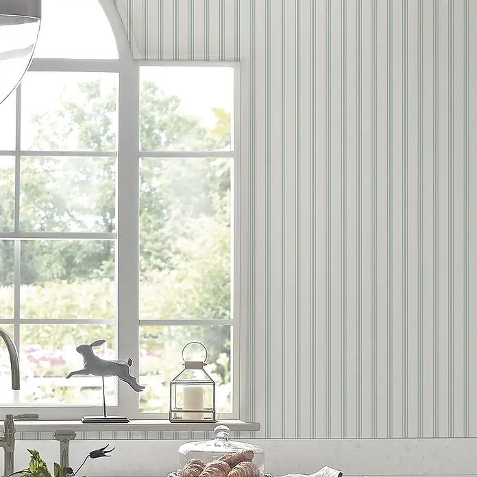 Laura Ashley Vliestapete Vliestapete Bauernhaus Streifen - Grün, Ornament, 10 x 0,52 m - Helle Tapete mit dünnen grünen vertikalen Streifen in einer hellen Küche.