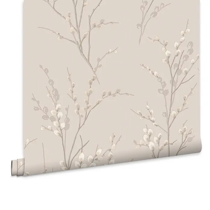 Laura Ashley Vliestapete Weidenkätzchen - Hellgrau, Floral, 1.000 x 52 cm - Tapetenrolle mit hellem Beige-Hintergrund und zartem Muster aus grauen Weidenzweigen mit weißen Kätzchen.