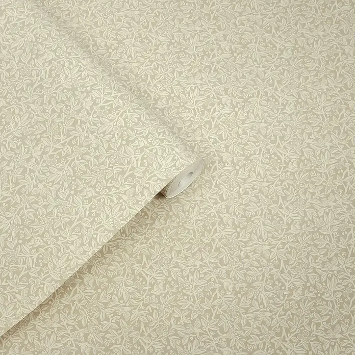 Laura Ashley Vliestapete Eichenblätter - Grau, Tieroptik, 1.000 x 52 cm - Hellbeige Tapete mit weißem Blumen- und Vogelmuster, teilweise abgerollt.