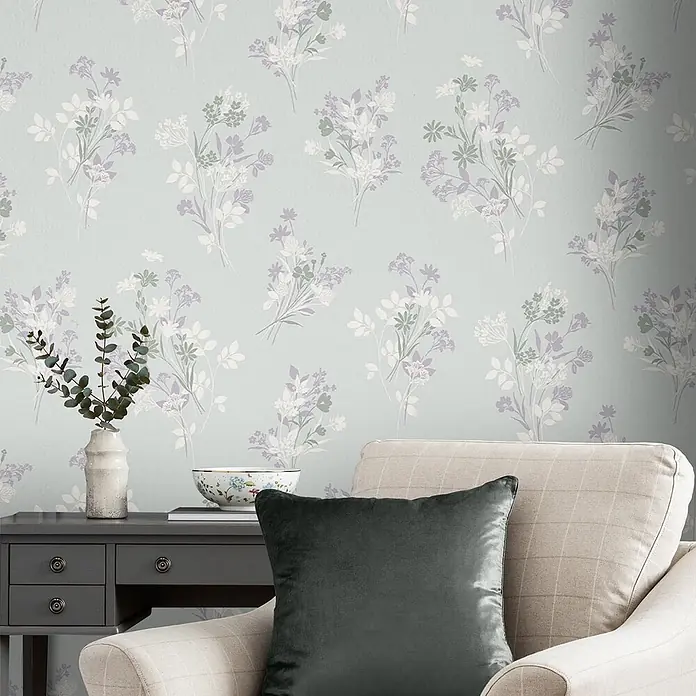 Laura Ashley Vliestapete Igerna Wiesenkerbel - Blau, Floral, 1.000 x 52 cm - Hellblau-grüne Tapete mit zarten weißen, grünen und lavendelfarbenen Blumensträußen in einem gemütlichen Raum.