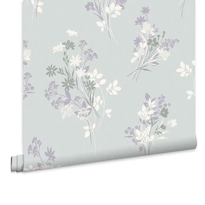 Laura Ashley Vliestapete Igerna Wiesenkerbel - Blau, Floral, 1.000 x 52 cm - Helle blaue Tapetenrolle mit zartem Blumenmuster aus weißen, lila und salbeigrünen Blüten und Blättern.