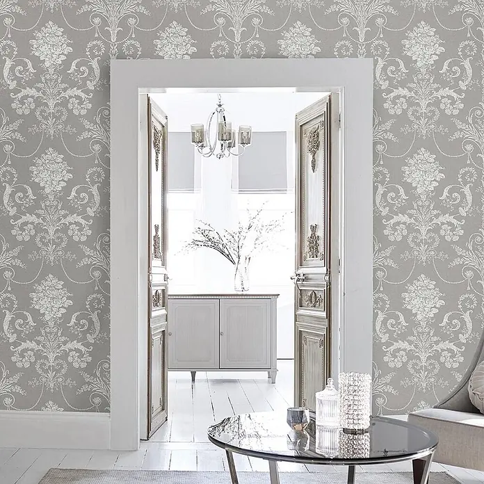 Laura Ashley Vliestapete Vliestapete Josette Damast - Grau, Ornament, 10 x 0,52 m - Elegante graue Tapete mit klassischem weißem Damastmuster schmückt die Wände eines Raumes.