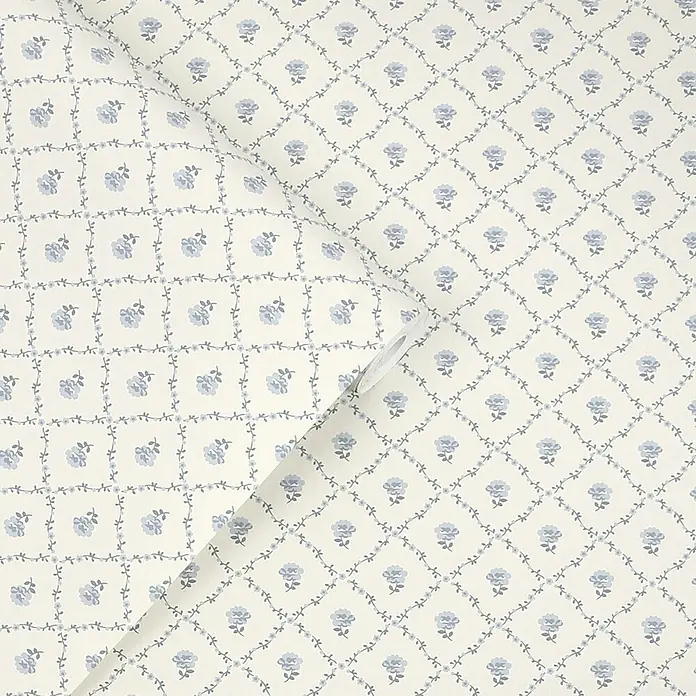 Laura Ashley Vliestapete Kate Gitterstruktur - Hellblau, Floral, 1.000 x 52 cm - Cremefarbene Tapete mit blauem Blumenrankenmuster, kleinen blauen Blüten in jedem Quadrat.