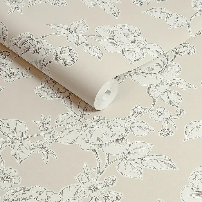Laura Ashley Vliestapete Pollington Rosen - Naturbelassen, Floral, 1.000 x 52 cm - Rolle beiger Tapete mit dunkelbraunem floralen Skizzenmuster, teilweise abgerollt, um das Design zu zeigen.