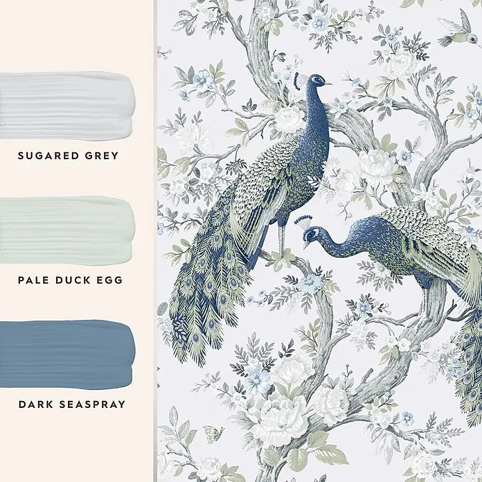 Laura Ashley Vliestapete Belvedere Pfau - Blau/Weiß, Floral, 1.000 x 52 cm - Tapete mit eleganten Pfauen auf einem blühenden Baum in Blau, Grün und Weiß. Enthält drei passende Farbstreifen.