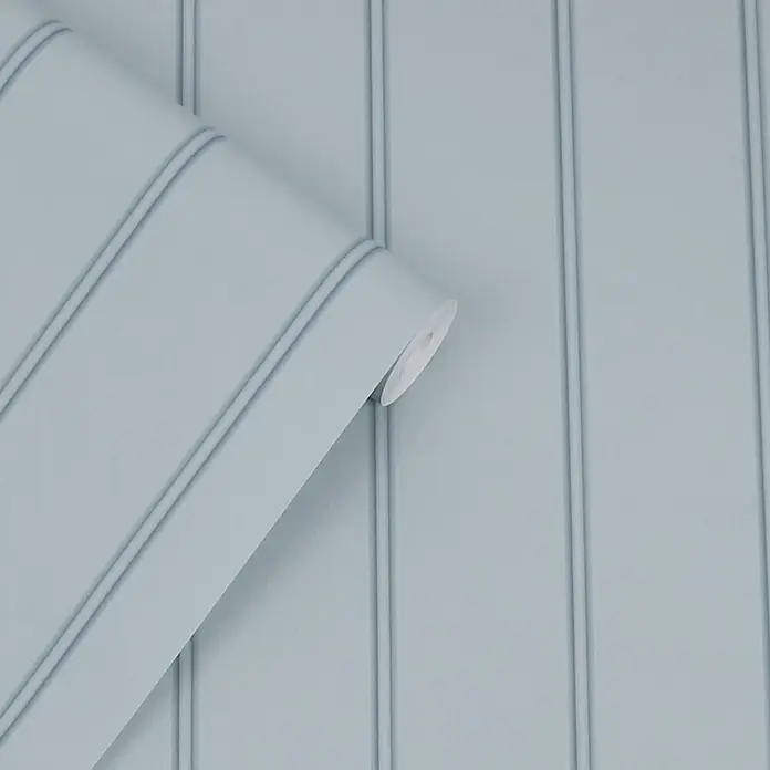 Laura Ashley Vliestapete Vliestapete Holzvertäfelung - Blau, Streifen, 10 x 0,52 m - Hellblaue Tapetenrolle mit vertikalen erhabenen Streifen, teilweise abgerollt.