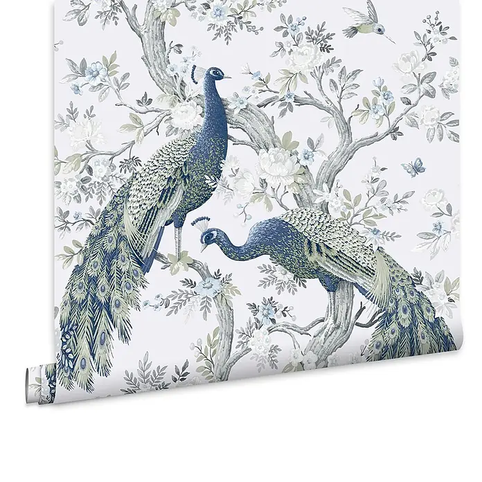 Laura Ashley Vliestapete Belvedere Pfau - Blau/Weiß, Floral, 1.000 x 52 cm - Tapetenrolle mit blauen und grünen Pfauen, weißem und blauem Blumenbaum-Muster.