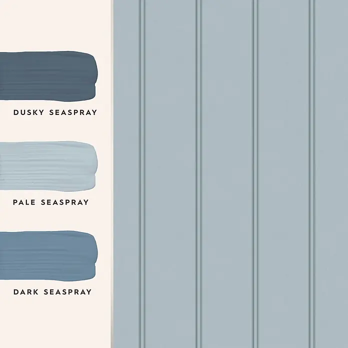 Laura Ashley Vliestapete Vliestapete Holzvertäfelung - Blau, Streifen, 10 x 0,52 m - Drei blau-graue Farbmuster: Dusky, Pale, Dark Seaspray. Eine hellblau-graue Paneelwand ist in einem ähnlichen Farbton gestrichen.