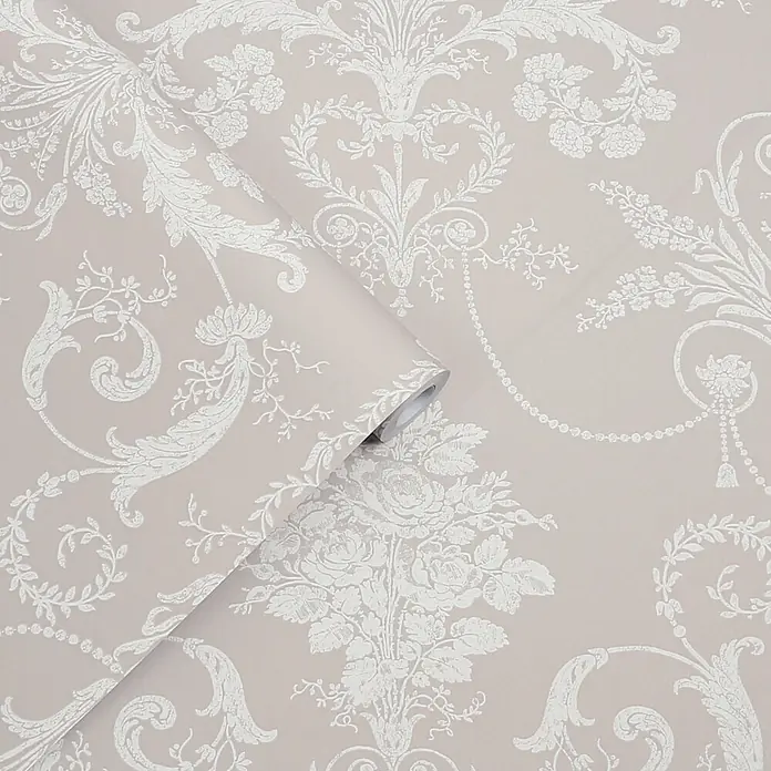 Laura Ashley Vliestapete Vliestapete Josette Damast - Hellgrau/Weiß, Ornament - Hellbeigefarbene Tapete mit weißem Damast- und Blumenmuster, teilweise gerollt.