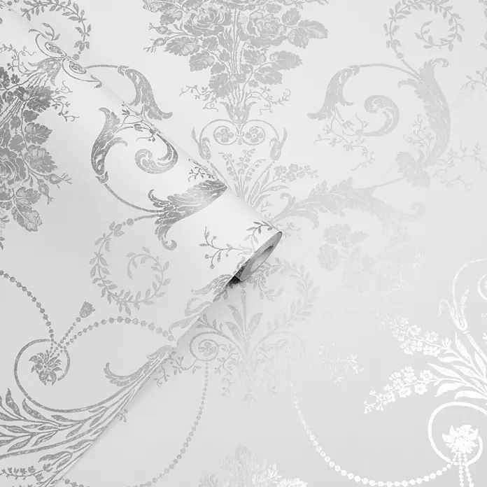 Laura Ashley Vliestapete Josette Damast - Silber, Ornament, 1.000 x 52 cm - Weiße Tapete mit schimmerndem silbernem Damast- und Blumenmuster, teilweise gerollt.