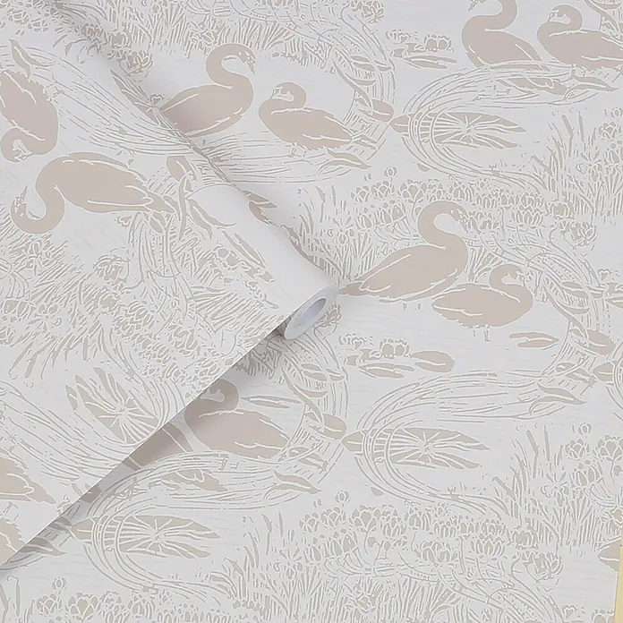 Laura Ashley Vliestapete Swans - Grau, Tieroptik, 1.000 x 52 cm - Teilweise abgerollte Tapetenrolle mit beigem und cremeweißem Muster aus Schwänen, Seerosen und Schilf.